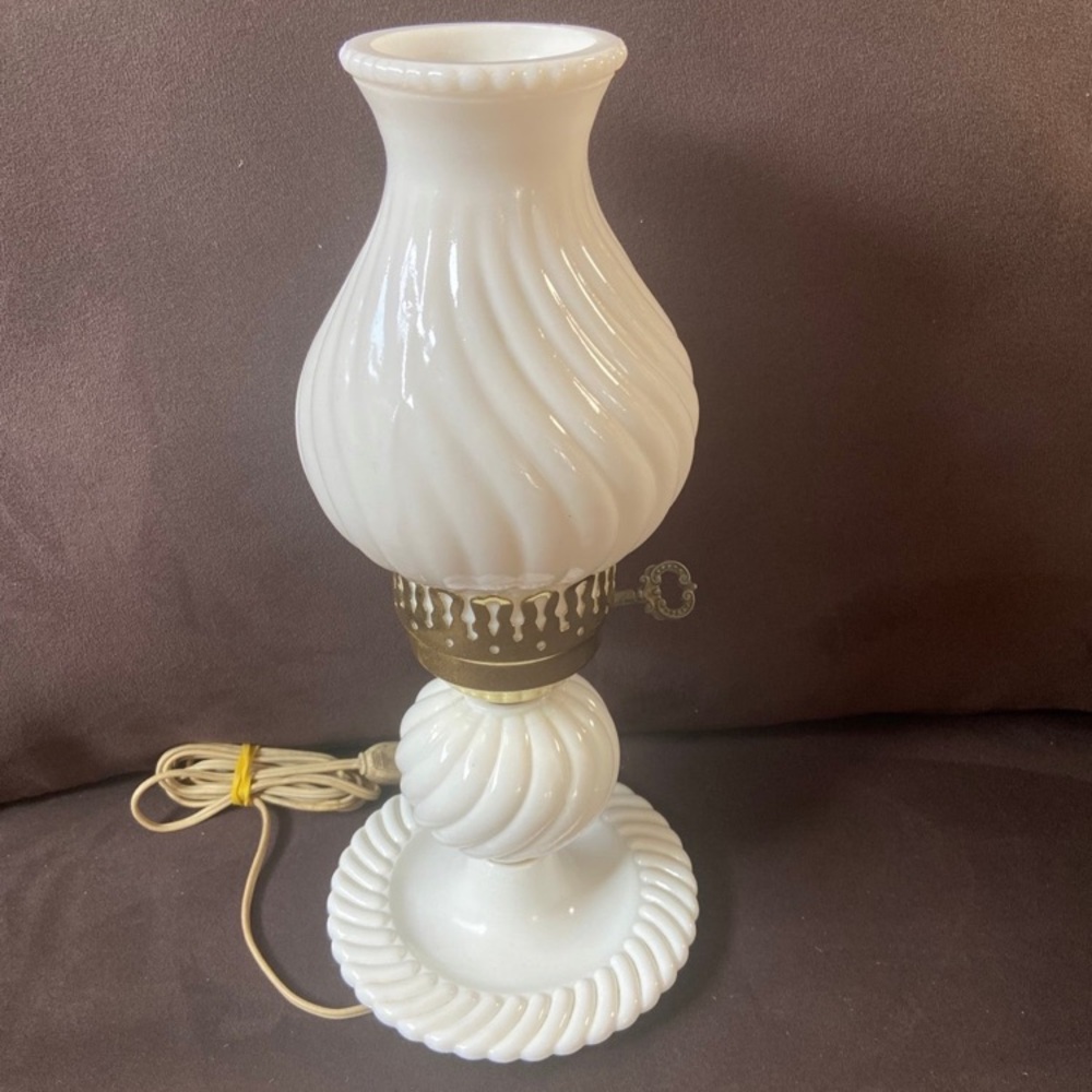 Vintage 1940’s Elegant Milk Glass Swirl Glass Lamp - Picture 2 of 6